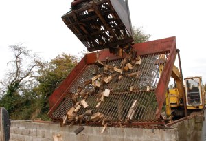 Before the wood is loaded onto the trucks (either loose or in a bag) it is given an
additional clean by our log grill.